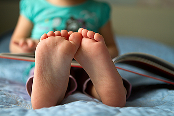 flat foot baby walking